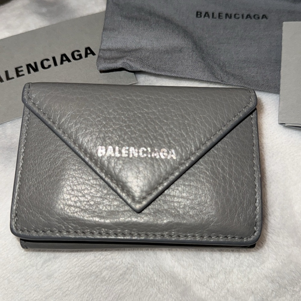 Preloved Balenciaga Papier grey leather wallet great condition 2.75”X 3.75” - Picture 3 of 12